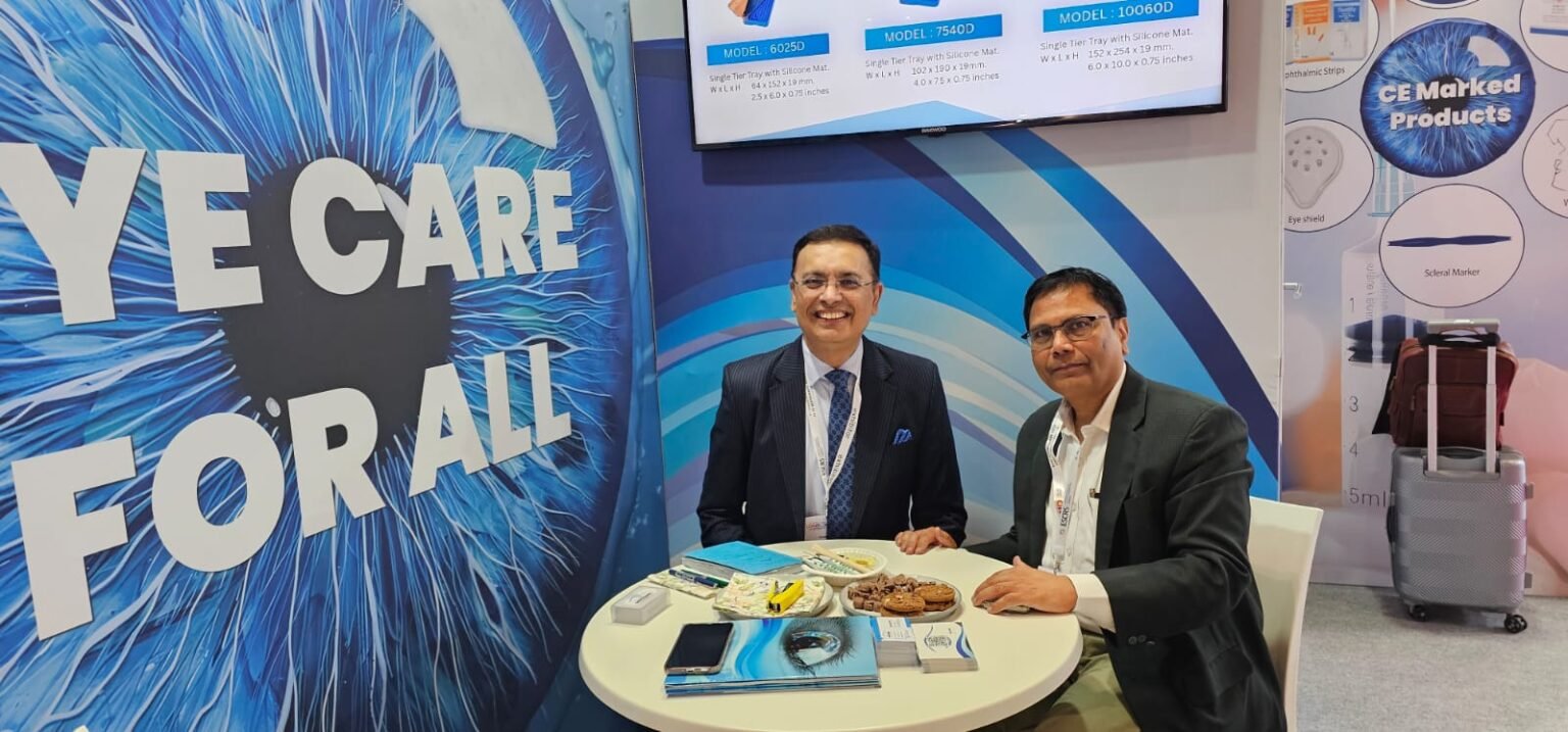 Two person click picture on ESCRS 2026